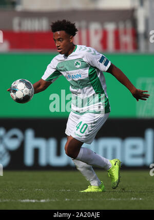 29 settembre 2019, il Land della Baviera, Fürth: Calcio: Seconda Bundesliga, SpVgg Greuther Fürth - Holstein Kiel, ottava giornata al Sportpark Ronhof Thomas Sommer. Jamie Leweling da Fürth gioca la palla. Foto: Daniel Karmann/dpa - NOTA IMPORTANTE: In conformità con i requisiti del DFL Deutsche Fußball Liga o la DFB Deutscher Fußball-Bund, è vietato utilizzare o hanno utilizzato fotografie scattate allo stadio e/o la partita in forma di sequenza di immagini e/o video-come sequenze di foto. Foto Stock