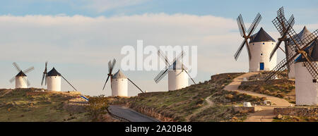 Vista panoramica antichi tradizionali mulini a vento in Spagna. Consuegra, Toledo. Viaggiare Foto Stock