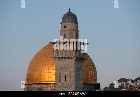 Vista del minareto di Bab al-Silsila del XIV secolo (il Minareto di porta delle catene) sormontato da un balcone ambulatorio, Da cui il muezzino chiede la preghiera uno dei quattro minareti che circondano il Monte del Tempio conosciuto ai Musulmani come Haram esh-Sharif e il composto al Aqsa nella città vecchia di Gerusalemme Est Israele Foto Stock