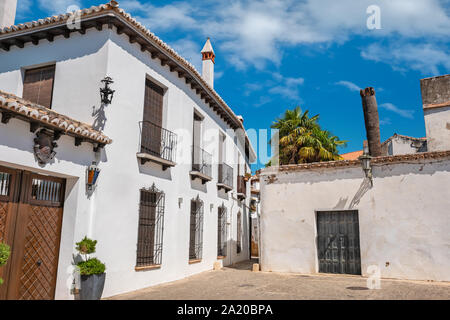 Bianco tipiche facciate delle case al quartiere storico di Ronda. Andalusia, Spagna, Europa Foto Stock