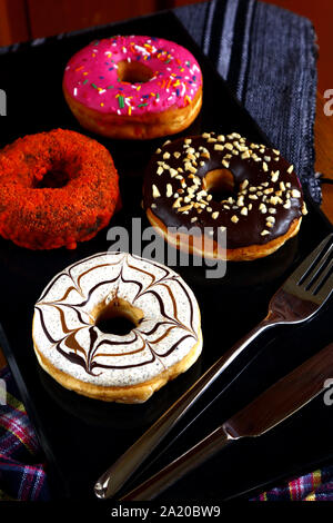 Foto di freschi assortiti ciambelle dolci Foto Stock