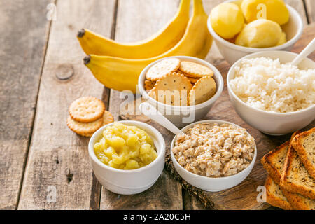 Selezione di cibo da consumare durante la diarrea Foto Stock