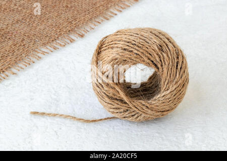 Corda intrecciata a spago o iuta, corda per decorazioni fatte a mano Foto  stock - Alamy