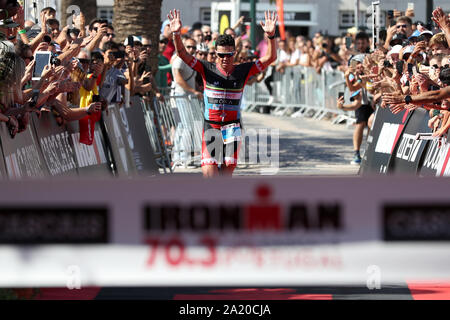 Lisbona. 29Sep, 2019. Javier Gomez Noya di Spagna reagisce a vincere l'Ironman Triathlon evento in Cascais, Portogallo il 29 settembre 2019. Credito: Pedro Fiuza/Xinhua/Alamy Live News Foto Stock