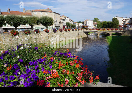 Fioriere allineando i ponti e i bordi del fiume in un villaggio in Francia Foto Stock