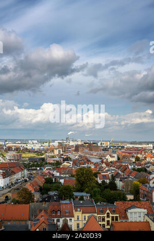 Wismar cityscape dal di sopra con la città vecchia e il porto industria al mar Baltico, antenna ad alto angolo di visione, visto dalla parte superiore della st. Georgen Chiesa, bl Foto Stock