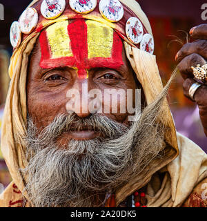 Pushkar, Rajasthan in India, 26 Gennaio 2019: Ritratto di Sadhu guru baba, uomo santo Foto Stock