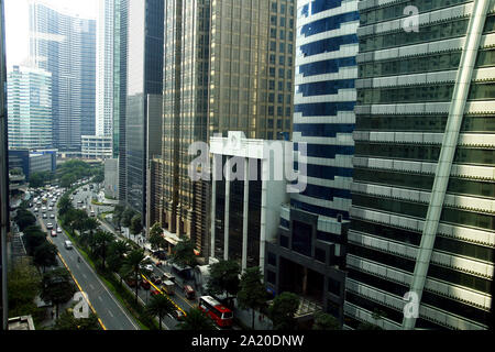 MAKATI City, Filippine - 25 settembre 2019: commerciali e uffici lungo Ayala Avenue nel quartiere centrale degli affari di Makati City. Foto Stock