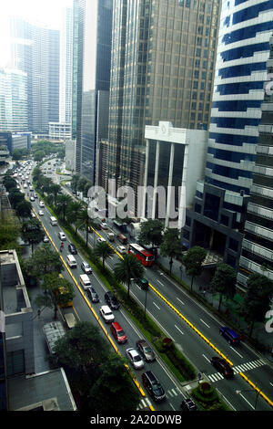 MAKATI City, Filippine - 25 settembre 2019: commerciali e uffici lungo Ayala Avenue nel quartiere centrale degli affari di Makati City. Foto Stock