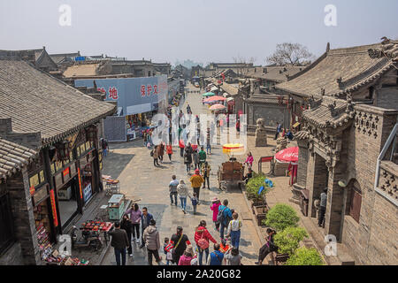 Editoriale: PINGYAO, Shanxi, Cina, 10 Aprile 2019 - guardando verso il basso nella contea di Government Street nella città vecchia di Pingyao Foto Stock