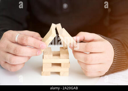 Immagine dell'uomo gioca. isolato su sfondo bianco. Foto Stock