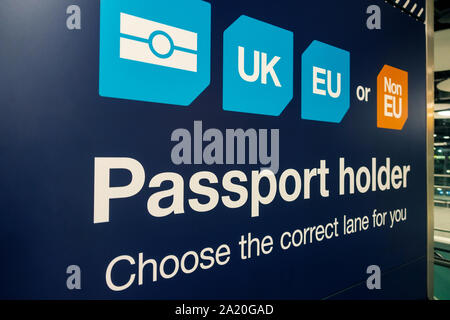 Il controllo passaporti e il Regno Unito, nel Regno Unito i controlli di frontiera all'aeroporto di Heathrow Terminal 5, Londra, Inghilterra, Gran Bretagna, Europa Foto Stock