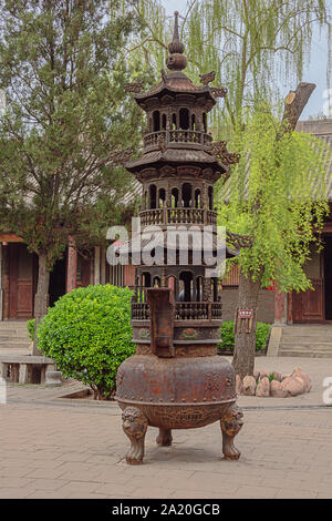 Incensiere nel tempio confuciano complesso nella città vecchia di Pingyao Foto Stock