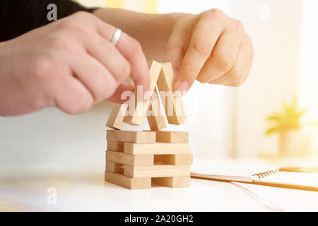 Immagine dell'uomo gioca. isolato su sfondo bianco. Foto Stock