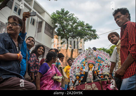 Kolkata. 29Sep, 2019. Trasporto persone l'idolo della dea Durga per la imminente Durga Puja festival in Kolkata, India il 7 settembre 29, 2019. Durga Puja è uno dei più grandi festival indù al culto della dea Durga che simboleggia la potenza e la vittoria del bene sul male nella mitologia induista. Credito: Tumpa Mondal/Xinhua/Alamy Live News Foto Stock