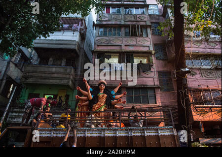 Kolkata. 29Sep, 2019. Trasporto persone l'idolo della dea Durga per la imminente Durga Puja festival in Kolkata, India il 7 settembre 29, 2019. Durga Puja è uno dei più grandi festival indù al culto della dea Durga che simboleggia la potenza e la vittoria del bene sul male nella mitologia induista. Credito: Tumpa Mondal/Xinhua/Alamy Live News Foto Stock