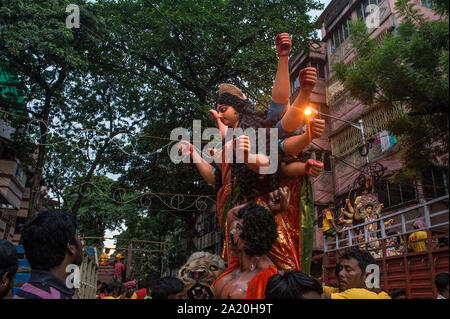 Kolkata. 29Sep, 2019. Trasporto persone l'idolo della dea Durga per la imminente Durga Puja festival in Kolkata, India il 7 settembre 29, 2019. Durga Puja è uno dei più grandi festival indù al culto della dea Durga che simboleggia la potenza e la vittoria del bene sul male nella mitologia induista. Credito: Tumpa Mondal/Xinhua/Alamy Live News Foto Stock