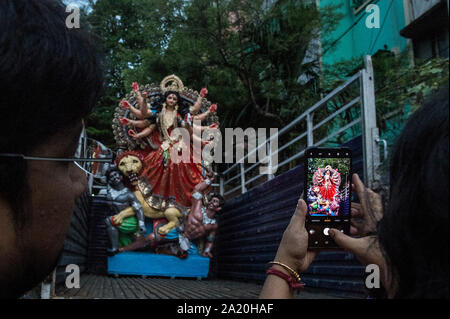 Kolkata. 29Sep, 2019. Trasporto persone l'idolo della dea Durga per la imminente Durga Puja festival in Kolkata, India il 7 settembre 29, 2019. Durga Puja è uno dei più grandi festival indù al culto della dea Durga che simboleggia la potenza e la vittoria del bene sul male nella mitologia induista. Credito: Tumpa Mondal/Xinhua/Alamy Live News Foto Stock