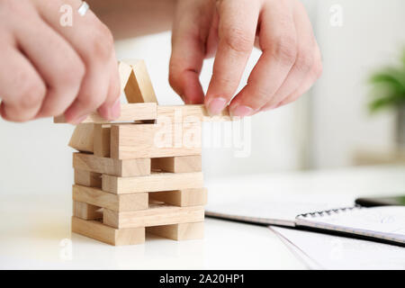 Immagine dell'uomo gioca. isolato su sfondo bianco. Foto Stock