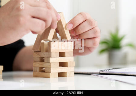 Immagine dell'uomo gioca. isolato su sfondo bianco. Foto Stock