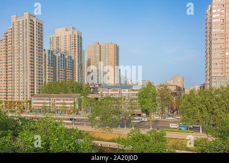 Moderni edifici della città di Xi'an visto dalla parete della città Foto Stock