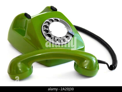 Retrò verde telefono rotante su sfondo bianco Foto Stock