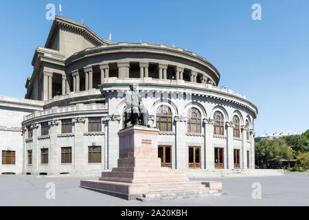 Hovhannes Tumanyan statua e Yerevan Opera Teatro in Piazza della Libertà, Yerevan, Armenia Foto Stock