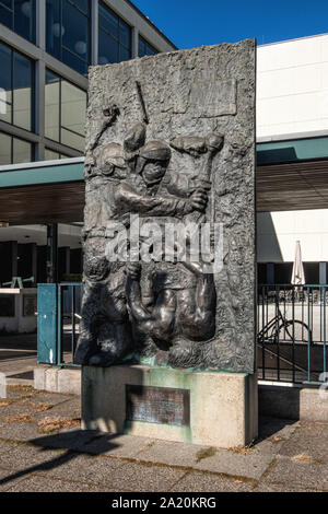 Rilievo opere d'arte scultorea, la morte del dimostratore di alfred Hrdlicka al di fuori del Teatro dell'Opera Deutsche Oper in Charlottenburg-Berlin Foto Stock