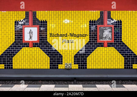 Richard-Wagner-Platz della U-Bahn metropolitana stazione ferroviaria sulla U 7 Linea della LPP rete di " commuters " nel quartiere di Charlottenburg, Berlino Foto Stock