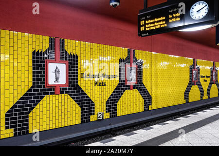 Richard-Wagner-Platz della U-Bahn metropolitana stazione ferroviaria sulla U 7 Linea della LPP rete di " commuters " nel quartiere di Charlottenburg, Berlino Foto Stock
