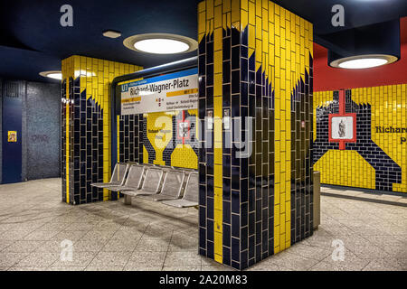 Richard-Wagner-Platz della U-Bahn metropolitana stazione ferroviaria sulla U 7 Linea della LPP rete di " commuters " nel quartiere di Charlottenburg, Berlino Foto Stock