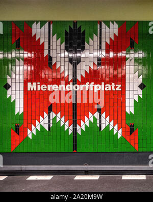 Mierendorffplatz U-Bahn metropolitana stazione ferroviaria sulla U 7 linea a Charlottenburg di Berlino, il nome della stazione & colorate piastrelle a parete Foto Stock