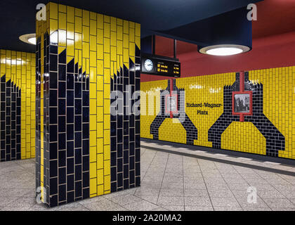 Richard-Wagner-Platz della U-Bahn metropolitana stazione ferroviaria sulla U 7 Linea della LPP rete di " commuters " nel quartiere di Charlottenburg, Berlino Foto Stock