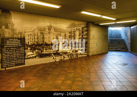 Mierendorffplatz U-Bahn metropolitana stazione ferroviaria hall di ingresso con la vecchia fotografia sulla U 7 linea di Charlottenburg, Berlino Foto Stock