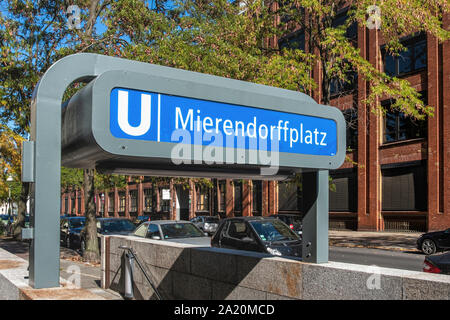 Mierendorffplatz U-Bahn metropolitana stazione ferroviaria ingresso a U 7 linea di Charlottenburg Berlino ha aperto il 1 ottobre 1980 Foto Stock