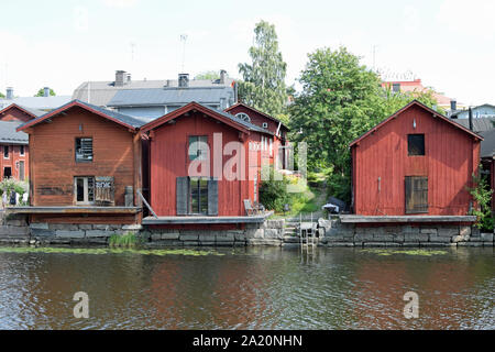 Porvoo, Finlandia - 28 Luglio 2019: il vecchio legno case rosso sul lungofiume. Foto Stock