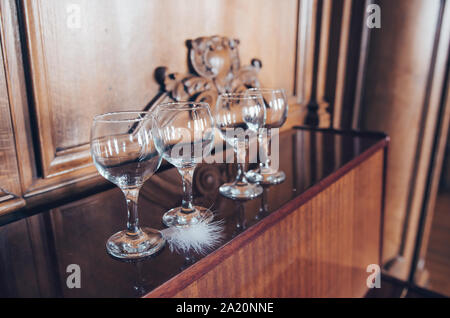 Set di bicchieri vuoti. Romantico interno del ristorante Foto Stock