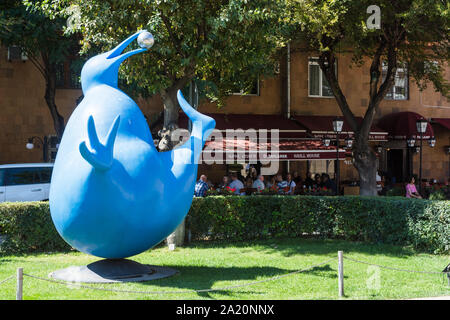 Blue Kiwi scultura di Pietro Woytuk, Cafesjian Centro per le arti, Yerevan cascata, Yerevan, Armenia Foto Stock