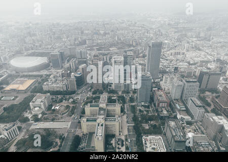 Taipei, Taiwan - 11 Novembre 2018: Veduta aerea della città di Taipei coperti da haze a Novembre 11, 2018 in Taipei, Taiwan Foto Stock