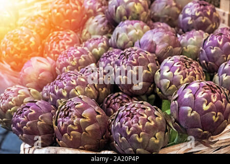 Carciofi freschi sul mercato degli agricoltori di close-up Foto Stock