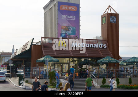 KHARKOV, Ucraina - 24 agosto 2019: ristorante McDonald's in Poltavsky Shlyakh 58. McDonald è un americano di hamburger e un ristorante fast food chain Foto Stock