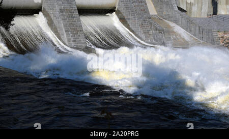 Centrale idroelettrica diga saracinesca aperta. Vista Panorama. Foto Stock