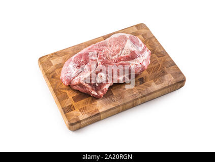 Collo di maiale carne cruda su butcher board isolati su sfondo bianco Foto Stock