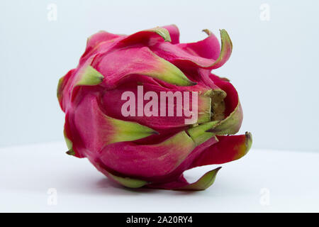 Drago Rosso di frutta sul tavolo bianco Foto Stock