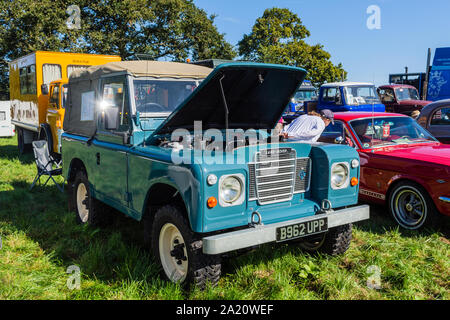 Un classico Landrover Defender con il suo cofano aperto visto dal lato anteriore sul display a Frome Cheese Show 2019 Foto Stock