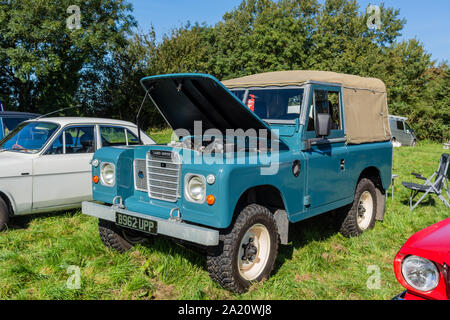 Un classico Landrover Defender con il suo cofano aperto visto dal lato anteriore sul display a Frome Cheese Show 2019 Foto Stock