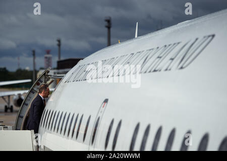 Berlino, Germania. Il 30 settembre, 2019. Heiko Maas (SPD), il ministro degli Affari Esteri, si arrampica sulla pista dell'aeroporto Tegel il suo modo per una giornata di visita alla capitale ceca Praga in un Airbus A319 della tedesca Air Force. Dopo i colloqui bilaterali con il suo omologo ceco e del Primo Ministro della Repubblica ceca, Maas parteciperanno ad un ricevimento all'Ambasciata Tedesca a Praga sulla unificazione tedesca giorno. Credito: Gregor Fischer/dpa/Alamy Live News Foto Stock