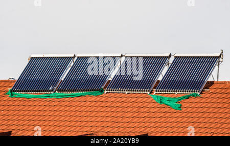 Foto di calorifero di acqua solare sul tetto. Foto Stock