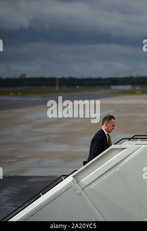 Berlino, Germania. Il 30 settembre, 2019. Heiko Maas (SPD), il ministro degli Affari Esteri, è sulla pista dell'aeroporto Tegel il suo modo per una giornata di visita alla capitale ceca Praga a salire le scale del passeggero per un Airbus A319 della tedesca Air Force. Dopo i colloqui bilaterali con il suo omologo ceco e del Primo Ministro della Repubblica ceca, Maas parteciperanno ad un ricevimento all'Ambasciata Tedesca a Praga sulla unificazione tedesca giorno. Credito: Gregor Fischer/dpa/Alamy Live News Foto Stock