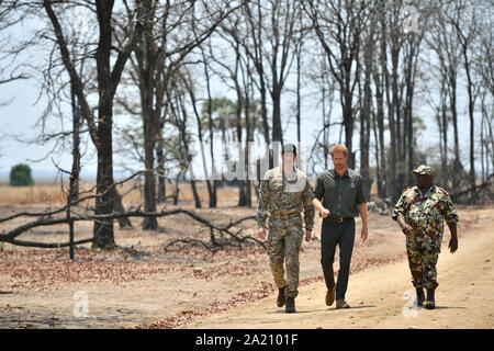 Il Duca di Sussex, con il Brigadiere Tom Bateman (sinistra), arriva al memoriale per Guardsman Mathew Talbot delle guardie Coldstream al Liwonde parco nazionale in Malawi, il giorno otto del royal tour di Africa. Foto Stock